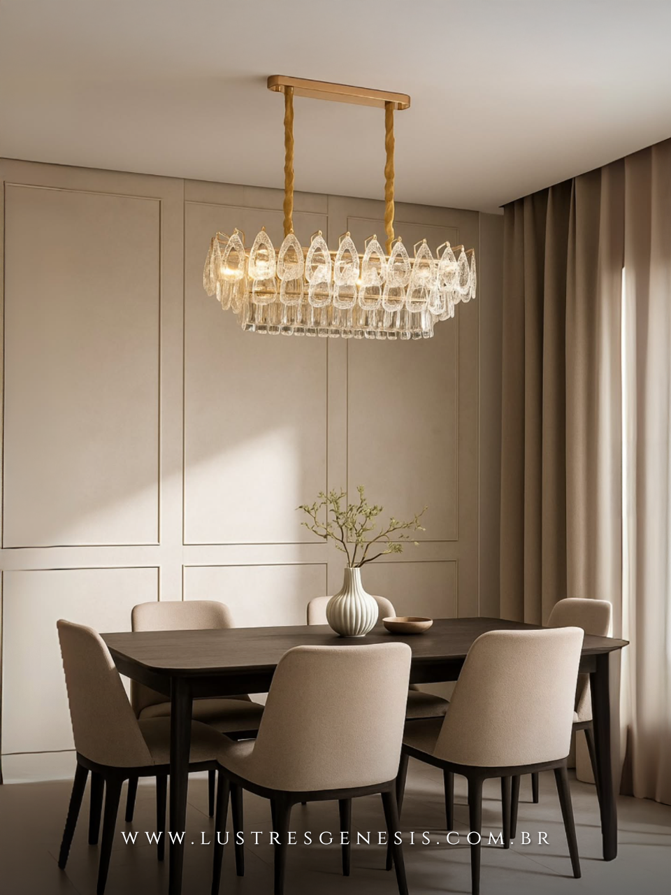 Lustre pendente Astrid de cristal retangular contempor&acirc;neo dourado, ideal para sala de jantar e estar, com design sofisticado e acabamento brilhante.